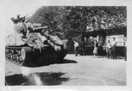 Photographie Vintage Photo Snapshot Puiseaux WW2 Libération Tank Blindé Char - Oorlog, Militair