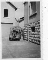 Photographie Vintage Photo Snapshot Automobile Voiture Car Auto Camionnette  - Anonymous Persons