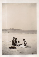 Photographie Vintage Photo Snapshot Plage Beach Maillot Bain Mer Mode Sable - Plaatsen