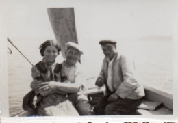 Photographie Vintage Photo Snapshot Flou Blurry Trio Casquette Bateau  - Anonymous Persons