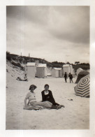 Photographie Vintage Photo Snapshot Mode Fashion Plage Cabine Parasol Sable - Plaatsen