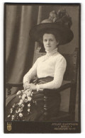 Fotografie W. Wertheim, Berlin, Friedrichstr. 110-112, Schöne Junge Dame Mit Elegantem Hut Und Blumen  - Anonymous Persons