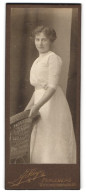 Fotografie F. Heym, Perleberg, Wittenbergerstr. 86, Junge Dame Im Weissen Kleid  - Anonieme Personen