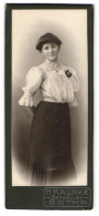 Fotografie H. Kalinke, Gotha, Bergallee, Junge Dame In Bluse Und Rock  - Anonieme Personen