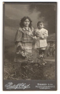 Fotografie Rudolf Obigt, Berlin, Reinickendorferstr. 2 Am Weddingplatz, Junge Frau Und Junge In Hübscher Kleidung  - Anonieme Personen