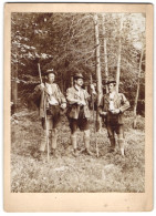 Fotografie Unbekannter Fotograf Und Ort, Drei Jäger Mit Flinte Und Fernglas Am Waldesrand, Wanderstock, 1908  - Beroepen