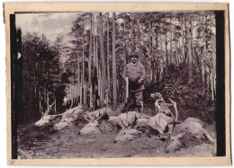 Fotografie Unbekannter Fotograf Und Ort, Jäger Mit Seinem Jagdhund Und Fünf Erlegten Hirschen / Rotwild  - Berufe