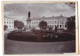 Fotografie M. L. Carstens, Hamburg, Ansicht Turku, Partie Im Ort Mit Per Brahe Statue Und Geschäften Josefine Meldrin  - Places