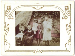Fotografie Unbekannter Fotograf Und Ort, Drei Junge Mädchen Mit Ihren Grossen Porzellanpuppen Und Puppenwagen, Kolori  - Other & Unclassified