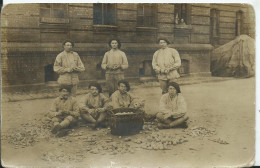 CARTE PHOTO MILITARIA - Militaires ' Corvée De Patates - Personen