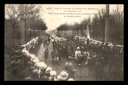 57 - METZ - FETE EN L'HONNEUR DU PRESIDENT DE LA REPUBLIQUE LE 8 DECEMBRE 1918 - DEFILE DE JEUNES EN COSTUME NATIONAL - Metz