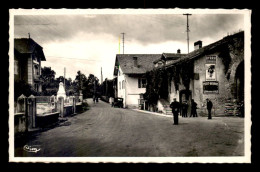 74 - YVOIRE - PLACE DE LA MAIRIE - PLAQUES PUBLICITAIRE - Yvoire