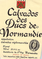 ALIMENTATION ETIQUETTES CALVADOS DES DUCS DE NORMANDIE DISTILLERIE DE MONTGOMMERY  SAINTE FOY 9 X 11 CM - Alcools & Spiritueux