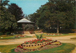 53 - Mayenne - Le Jardin Public - Fleurs - Kiosque à Musique - CPM - Voir Scans Recto-Verso - Mayenne