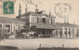 CARTE POSTALE ORIGINALE ANCIENNE : DREUX LA COUR DE LA GARE CALECHES CORRESPONDANCE TRAINS EURE ET LOIR (28) - Dreux