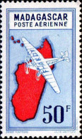 Madagascar Avion N* Yv:40 Mi:330 Avion Survolant L'île (Trace De Charnière) - Airmail