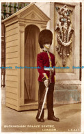 R136776 Buckingham Palace Sentry. London. L. P. 464. Lansdowne Production. RP. 1 - Sonstige & Ohne Zuordnung