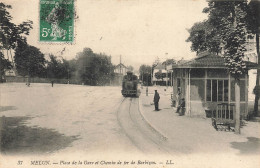 MELUN - Place De La Gare Et Chemin De Fer De Barbizon. - Stations - Met Treinen