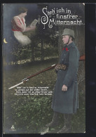 AK Schweizer Soldat In Uniform Steht In Der Nacht Wache  - Otros & Sin Clasificación