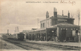 NEUFCHATEL EN BRAY - La Gare, Vue Extérieure. - Bahnhöfe Mit Zügen