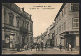 CPA Saargemünd, Hôtel De Ville Avec Frankreichstrasse, Des Passants, Colonne Morris  - Altri & Non Classificati