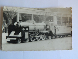 LITTORAL +LA COTE+LA MER: PHOTO CARTE  A SITUER  PETIT TRAIN TOURISTIQUE A VAPEUR DANS UNE STATION DE LA COTE - Autres & Non Classés