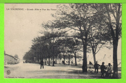 LA VALBONNE / GRANDE ALLEE ET VUE DES TENTES / Carte écrite En 1910 - Zonder Classificatie