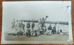 CPA BELGIQUE COXYDE Bords De Mer Digue Et Phare En Arrière Plan. Groupe D'enfants - Koksijde