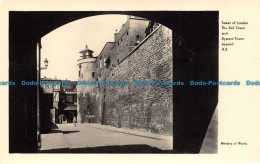 R137824 Tower Of London. The Bell Tower With Byward Tower Beyond. A. 8. Ministry - Autres & Non Classés