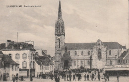 Landivisiau ( 29- Finistère ) Sortie De Messe - Landivisiau