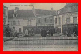 CPA (78) CONFLANS-SAINTE-HONORINE. M. Le Maire Visitant Les Inondés Avec Le Bateau Du Génie.*9044 - Conflans Saint Honorine