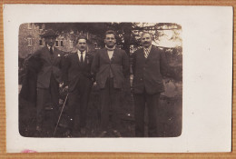 32056 / ⭐ Ethnic France Carte-Photo 1920s 4 Hommes 1 Médaillé Dans Un Parc Devant Grande Batisse - Photographs