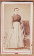 32132 / ⭐ CDV 1870 Femme Debout Accoudée Fauteuil Robe Mode 1870s  - Ancianas (antes De 1900)
