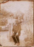 32015 / ⭐ Photographie Grand Format 1910s COUPLE Homme Femme Quarantaine Chapeau Ombrelle Canotier Mode Décor Jardin - Anonymous Persons