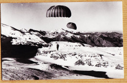 32370 / ⭐ ♥️ Lisez PAU Le 04-05-1967 Stage Parachutisme Militaire Saut Parachute Montagnes Enneigés Carte-Photo-Bromure  - Pau