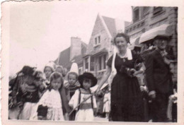 Photo Originale  - CONCARNEAU - Aout 1939 - Fete Des Filets Bleus - Les Enfants Au Défilé - Lugares