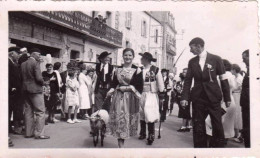 Photo Originale  - CONCARNEAU - Aout 1939 - Fete Des Filets Bleus -  La Parade - Lugares