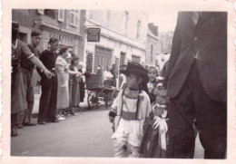 Photo Originale  - CONCARNEAU - Aout 1939 - Fete Des Filets Bleus - Les Enfants Au Défilé - Lieux