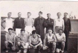 Petite Photo Originale - 1942 - L équipe De Football De LUNEVILLE - Sporten