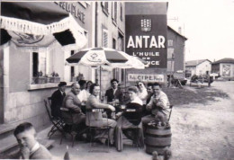 Petite Photo Originale - 1957 - DOMEVRE Sur VEZOUZE - A La Terrasse Du Café Sur La Place Du Village - Places