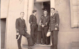 Petite Photo Originale - 1957 - DOMEVRE Sur VEZOUZE - Militaires Devant La Mairie - Jour De Mariage - Plaatsen