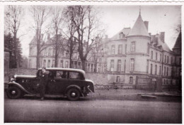 Photo Originale - 1957 - Avec La Citroen Rosalie Devant Le Chateau D' Haroué ( 55 )  - Plaatsen