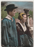 Groupe Folklorique De Tarentaise ' LES FRONTIERES' Bourg-St-Maurice (73) Couple Tarin - Costumes De Savoie - 105x150 - Kostums