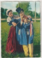 Groupe Folklorique Sarthois ' LA GOULINE' Le Violoneux & La Belle - 105x150 - Couple - Folklore - 72  - 105x150 Dentelée - Costumes