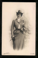 Foto-AK Edgar Schmidt, Dresden, Nr. 8074: Dame Im Reitkostüm  - Photographie