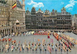 Belgique - Bruxelles - Brussels - Grand'Place, Groupe De L'Ommegang, Drapeaux Des Corporations - Carte Neuve - CPM - Voi - Squares