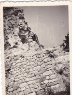 Old Real Original Photo - Man Posing On Rocks - Ca. 8.5x6 Cm - Anonyme Personen