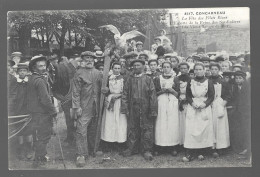 Concarneau, La Fête Des Filets Bleus. L'escorte De La Reine Des Sardinières. Les Vieux Loups De Mer (A12p85) - Concarneau