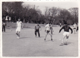 Old Real Original Photo - Men Playing Football - Ca. 8.5x6 Cm - Anonyme Personen