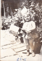 Old Real Original Photo - Little Girl In The Yard - Ca. 8.5x6 Cm - Anonyme Personen